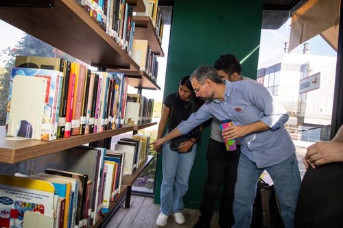 VISITAN JÓVENES LA BIBLIOTECA URBANA